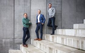 Pointee  zelený svetr Ivo Knejp, modré sako Jan Strnad, šedivý svetr Martin Vitouš