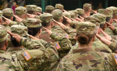 US soldiers giving salute