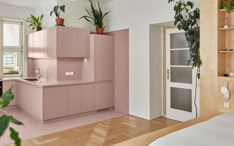 byt-s-ruzovou-kuchyni-iii