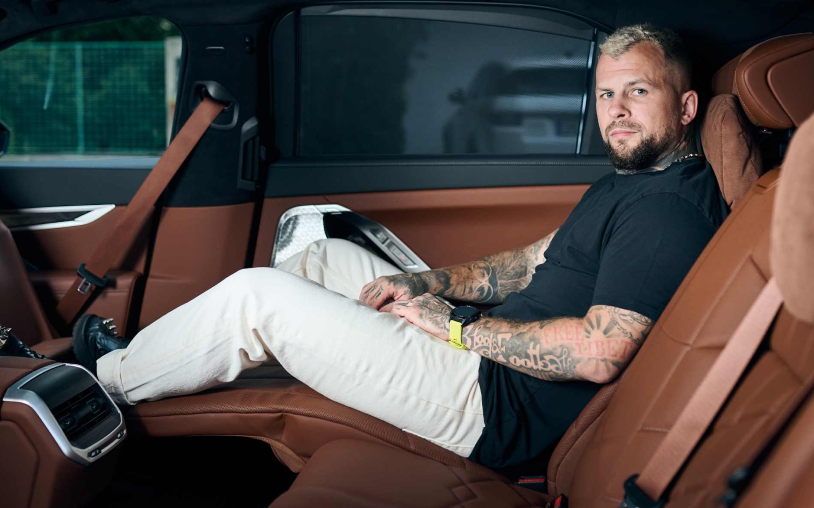 Na zádech má Arnieho i Ramba, řídí zásadně BMW. Marpo testuje i7 ...
