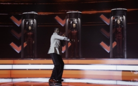 bezici-muz-running-man-glen-powell-23