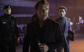 bezici-muz-running-man-glen-powell-27