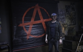 bezici-muz-running-man-glen-powell-29