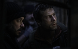 bezici-muz-running-man-glen-powell-32