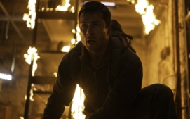 bezici-muz-running-man-glen-powell-33