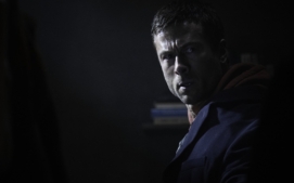 bezici-muz-running-man-glen-powell-34