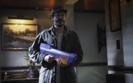 bezici-muz-running-man-glen-powell-35