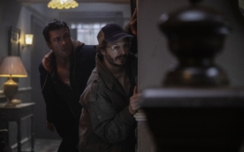 bezici-muz-running-man-glen-powell-36