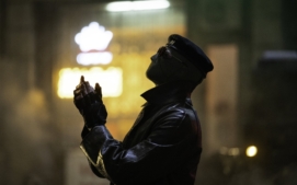 bezici-muz-running-man-glen-powell-37