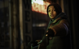 bezici-muz-running-man-glen-powell-38