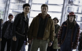 bezici-muz-running-man-glen-powell-02