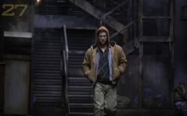 bezici-muz-running-man-glen-powell-05