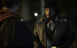 bezici-muz-running-man-glen-powell-06