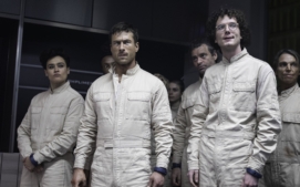 bezici-muz-running-man-glen-powell-10