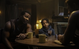 bezici-muz-running-man-glen-powell-12