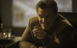 bezici-muz-running-man-glen-powell-16