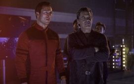 bezici-muz-running-man-glen-powell-17