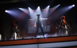 bezici-muz-running-man-glen-powell-18