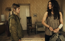 City of Blood. (L to R) Lea Drinda, Soma Pysall as BEA, PHOEBE