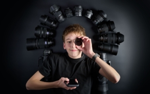 Patnáctiletý fotograf přírody Štěpán Třešňák s fotoaparátem