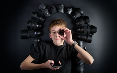 Patnáctiletý fotograf přírody Štěpán Třešňák s fotoaparátem