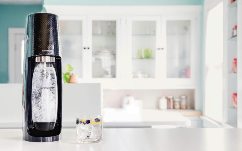 sodastream-fizzi-black-in-kitchen_8fe404b4-486c-48e9-a1b4-46ce18cdef12