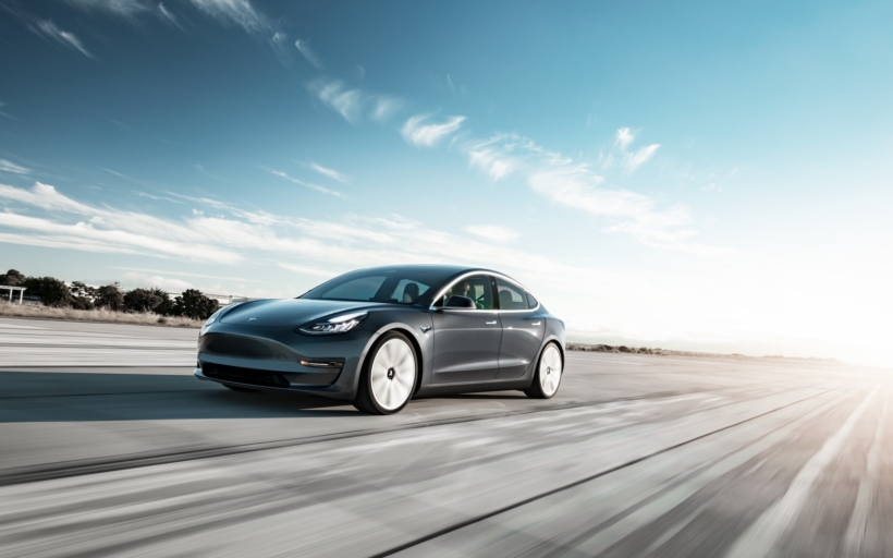 tesla-Model 3 Performance – Midnight Silver Tarmac Motion